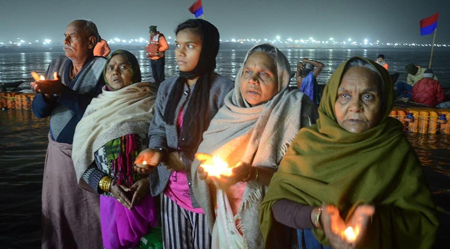Her yıl yüzbinlerce Hindu, Magh Mela için kutsal sulara hac ziyareti yapıyor.