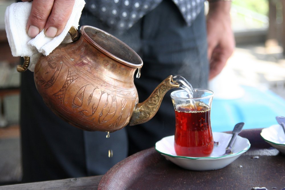 Bilim insanları, haftada en az üç fincan çay içmenin daha uzun, daha sağlıklı bir yaşamla bağlantılı olduğunu söylüyor. Buna göre; araştırmacılar, 50 yaşında normal çay içenlerin kalp hastalığı ve inme riskinin yüzde 20 daha az olduğunu tahmin ediyor.