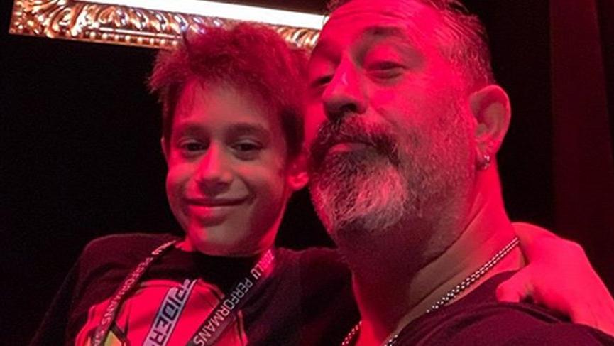 Cem Yılmaz oğlu Kemal’in müzik performansını paylaştı