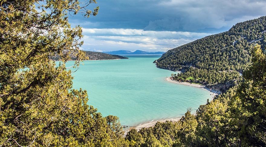 Deniz seviyesinden yüksekliği 1121 m olan gölün yüzölçümü 651 km2.
