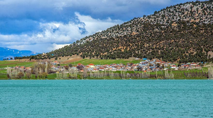 Doğusunda volkanik bir oluşum olan Erenler Dağı, güneydoğu kuzeybatı yönünde ise Anamas ve Sultan Dağları ile çevrili olan Beyşehir Gölü'nün tabanı ise neojen göl tortusu ile dolu.