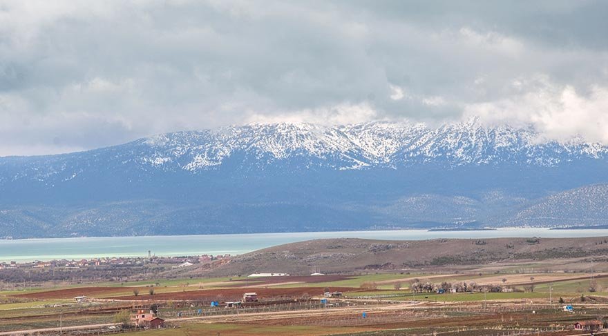 Gölde bol miktarda aynalı sazan, turna, levrek ve kadife balığı bulunuyor.