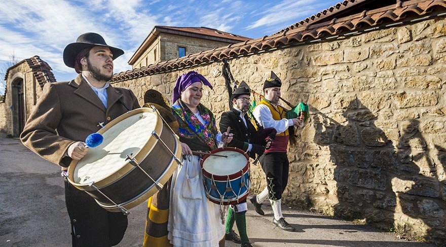 Birbirinden renkli geleneksel festivallere sahne olan ülkenin bu konudaki en ilginç örneklerinden biri de Sidro Festivali.
