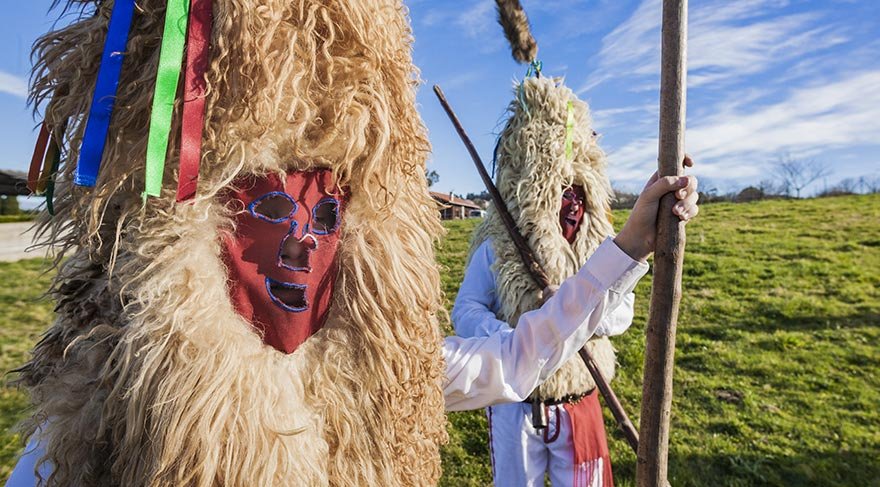 Post, deri ve paçavralardan yapılan maske ve giysilerle festivalde yer alan katılımcılar, kentin sokaklarını bir uçtan diğer uca, ellerindeki uzun sopalardan destek alıp zıplayıp şarkılar söyleyerek ve tuhaf sesler çıkararak dolaştı.