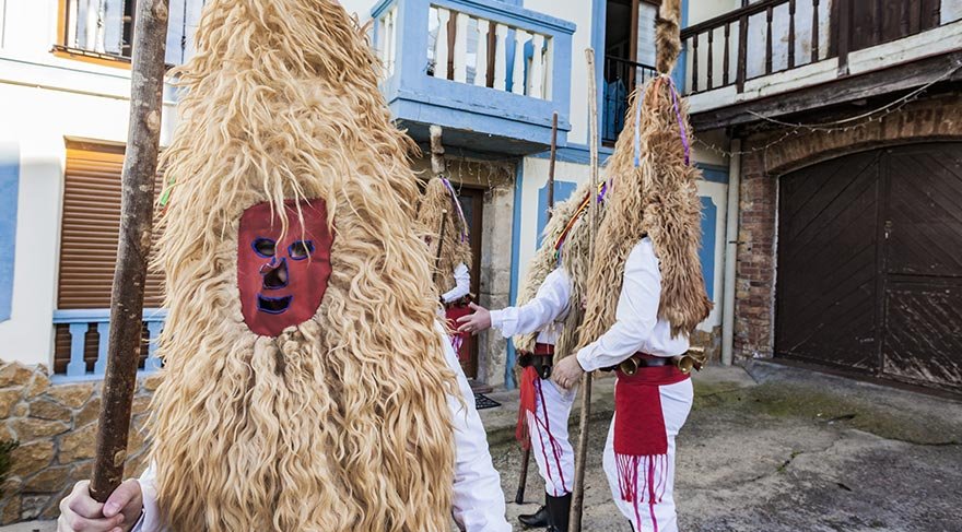 Kent her yıl, yüzyıllardır süren bu geleneksel karnavalı izlemek için gelen binlerce kişiyi ağırlayarak önemli bir turizm geliri de elde ediyor.