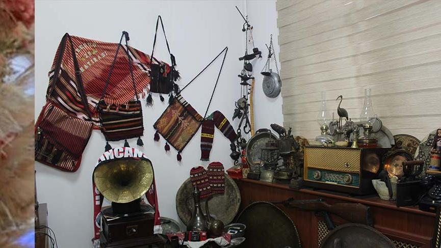 Yıllardır topladığı tarihi objelerle makam odasını müzeye dönüştürdü