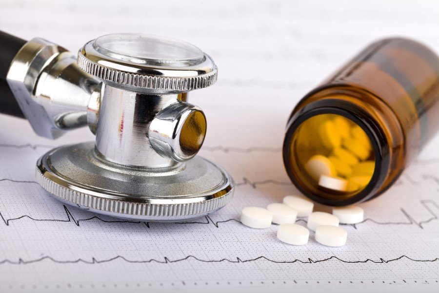 Bazı hipertansiyon ilaçları: Hipertansiyon, diyabetik nefropat ve kalp yetmezliği gibi hastalıkların tedavisinde yaygın olarak kullanılan ACE inhibitörlerinin en sık yol açtığı yan etki, kuru öksürük oluyor. Tedaviye başladıktan birkaç saat sonra ortaya çıkabildiği gibi haftalar veya aylar sonra da gelişebiliyor. Bu durumda başka bir ilaç tedavisine geçiliyor.