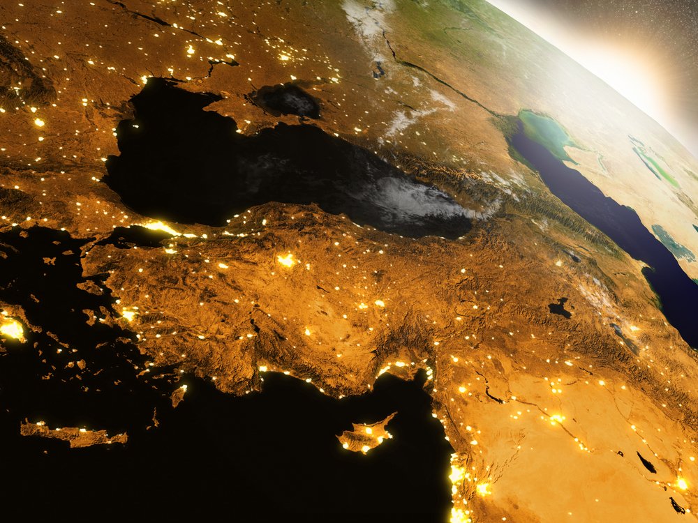 Kova burcundaki Yeni Ay, Türkiye haritasında 8. eve denk düşmektedir. Mundane yani dünya astrolojisine göre 8. ev ölüm oranlarını, cenazeleri, adli tıp, yabancı hisse senedini, tahvilleri, bankaları, vergi, ulusal borç, faizler, miraslar, sermaye, sigorta şirketleri, tazminatlar, sosyal güvenlik, yatırımlar, kamu gelirleri, uluslararası borçları, düşmanların mali durumunu, krizleri ve değişim-dönüşümü gösterir.