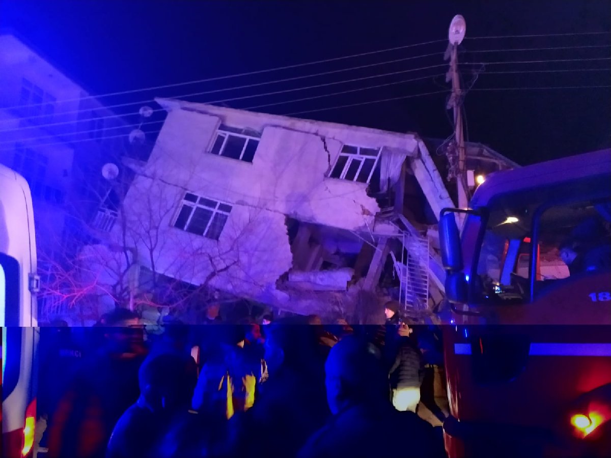 Türkiye dün akşam bir kez daha acı deprem gerçeği ile yüz yüze geldi. Elazığ Sivrice'de gerçekleşen 6.8 büyüklüğündeki deprem çevre illerde de hissedilirken ilk belirlemelere göre 22 kişi hayatını kaybetti. -15 derece dondurucu soğukta sokaklara dökülen vatandaşlar geceyi buz gibi havada geçirdi. İşte dün geceden bu yana objektiflere yansıyan çarpıcı kareler... Fotoğraflar: İHA/DHA
