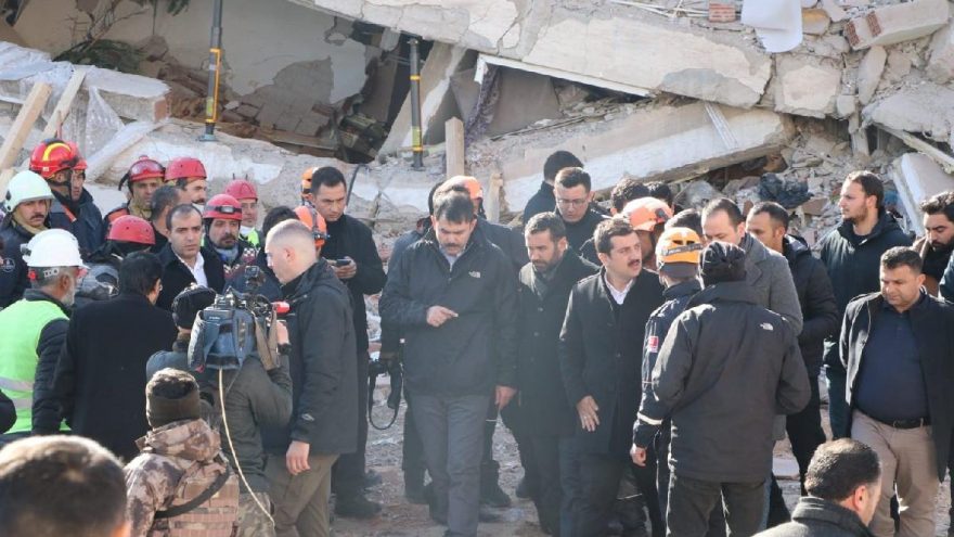 Yan yatan bina, Bakan Kurum yanından geçtiği sırada sallandı