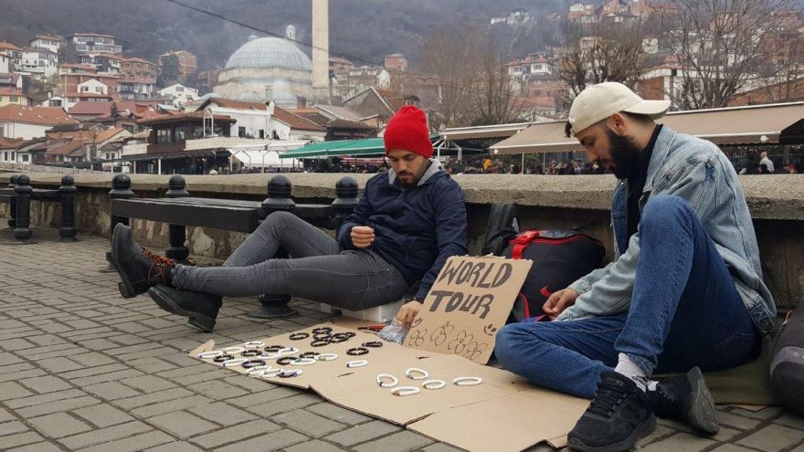 Türk kardeşler, otostopla Balkanlar’ı geziyor
