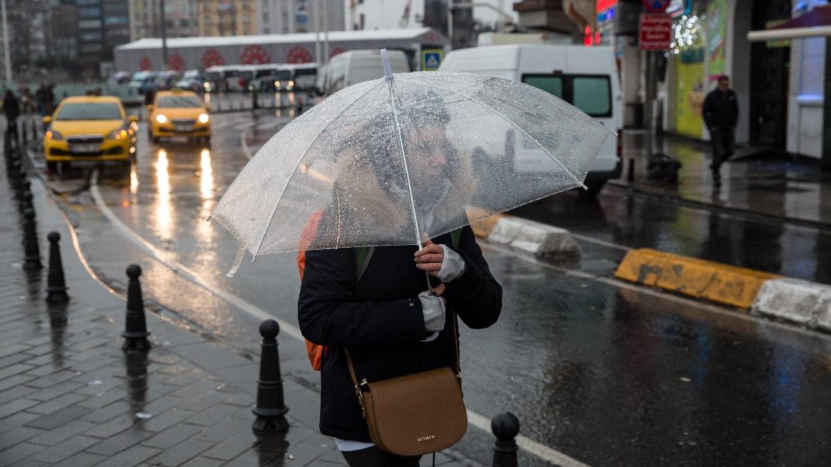Gec Gelen Yagmur Istanbul Un Semsiyecilerini Vurdu Ekonomi Haberleri