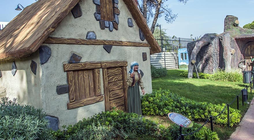 Temel Reis’ten Tenten’e, Taş Devri kahramanlarından Uçan Kaz’a kadar çizgi film kahramanları ile Pamuk Prenses’ten Kırmızı Başlıklı Kız’dan Keloğlan’a kadar masal kahramanlarını görmek ve onlarla aynı atmosferde bulunmak küçüklere coşku, büyüklere nostalji yaşatıyor.