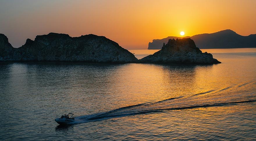 Yabancı turistler, ziyaretleri sonrası etkilenip mülk edindikleri için Santa Ponsa körfezinin her iki yanındaki tepelerdeki villa ve dairelerin fiyatları da gitgide artmakta.