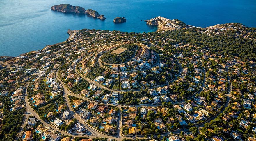 Son yıllarda, harika plajları, hareketli gece hayatı ve başka bir eğlence merkezi olan Magaluf'a olan yakınlığı nedeniyle gençler arasında popülerleşen kasaba, 552 tekneye hizmet veren marinası, golf sahaları konaklama tesislerinin çeşitliliğiyle tam bir turizm cenneti.