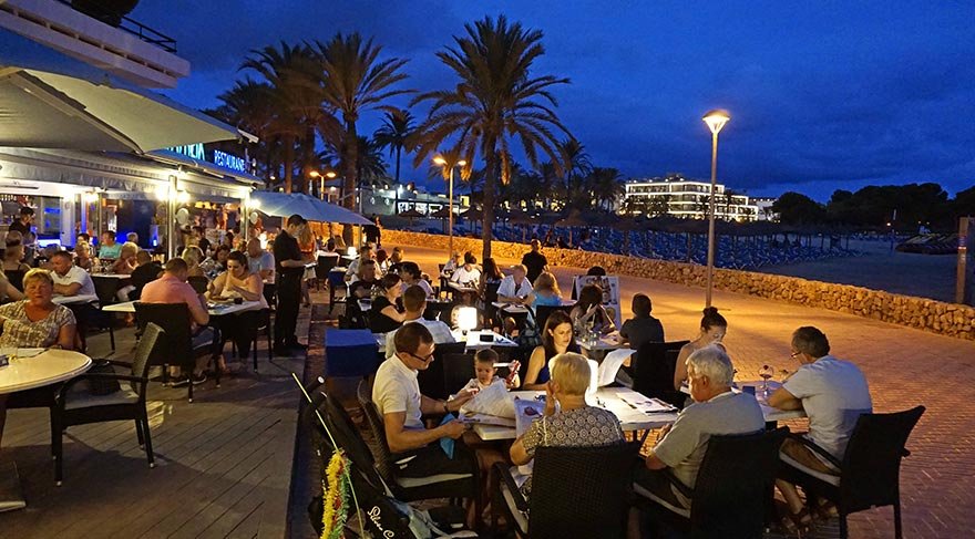 Yel değirmenlerinin otantik bir hava verdiği bölge, doğa gezileri ve dağ bisikleti tutkunları için de keyifli parkurlara sahip.