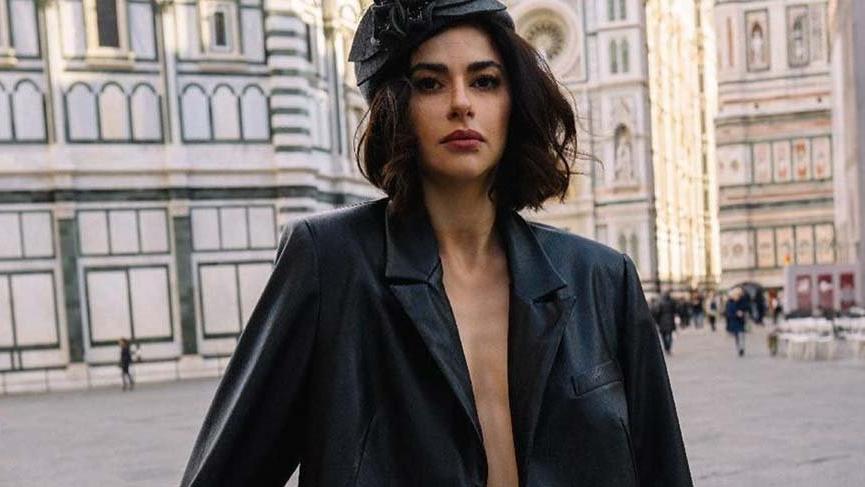 Nesrin Cavadzade Aşk Tesadüfleri Sever filminin galasındaki stiliyle dikkat çekti