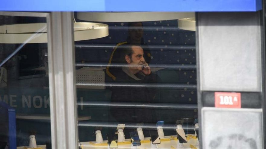Özkan Uğur, basını görünce bulunduğu mekandan çıkmadı