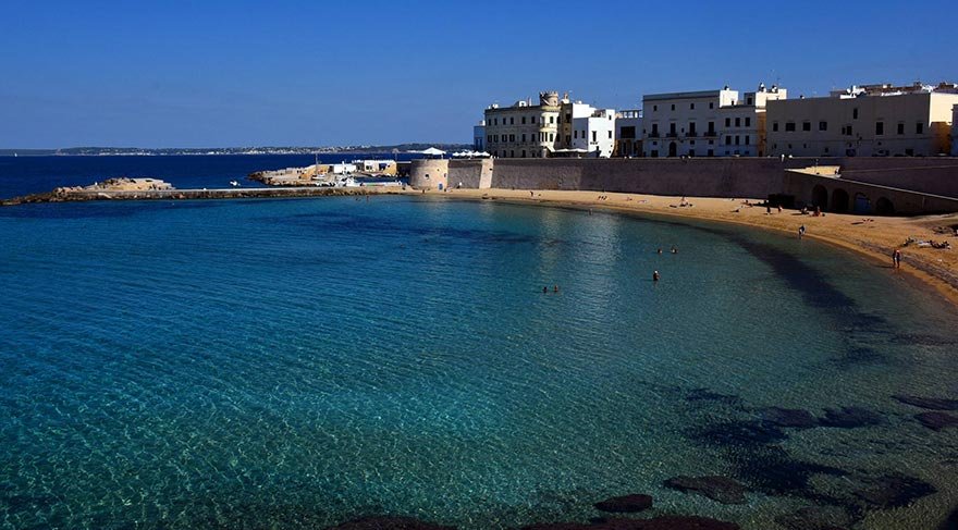 İtalya'daki Gallipoli, tarihi dokusunu koruyan eski kent ile modern yeni binaların yer aldığı kesimlerden oluşuyor.
