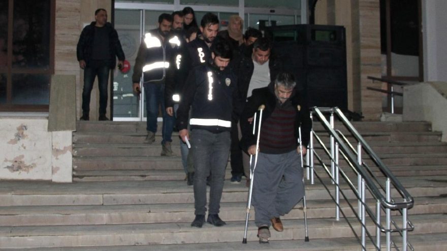 Yaşlı erkekleri evlilik vaadiyle kandırmışlardı! Yakalandılar