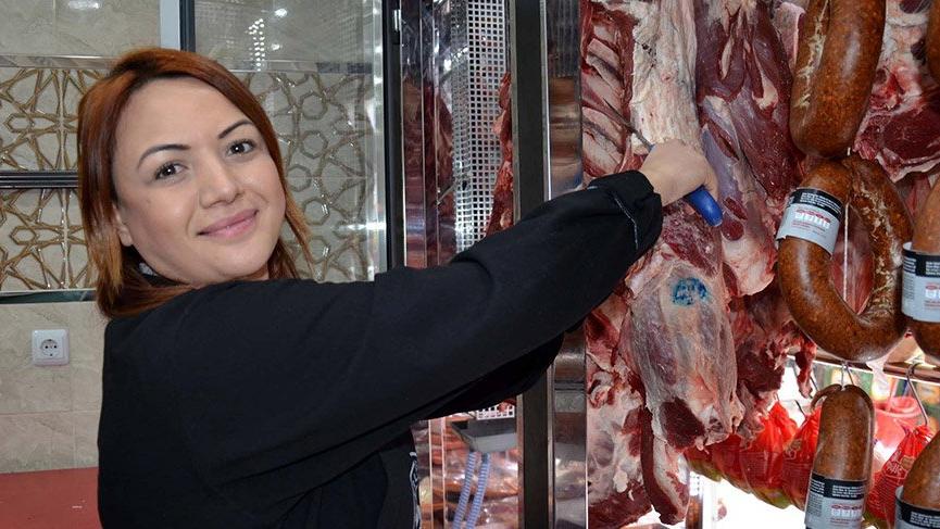 Manisa’nın tek kadın kasabı meslektaşlarına taş çıkartıyor!