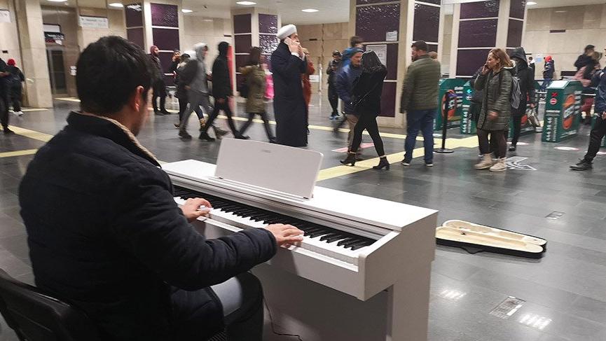 Metroda Piyano Caliyor Topladigi Paralarla Cocuklara Kislik Giyecekler Aliyor Guncel Yasam Haberleri