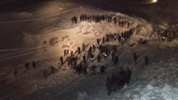 Van'ın Bahçesaray yolunun 33. kilometresinde bir minibüsün üzerine çığ düştü. ile ilgili görsel sonucu"