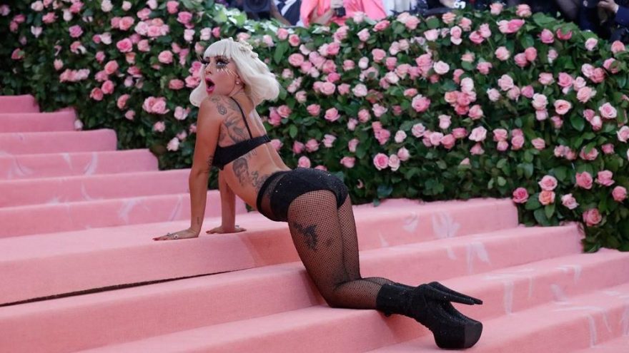 Lady Gaga yeni sevgilisiyle balkonda öpüşürken görüntülendi, sonra aşkını ilan etti