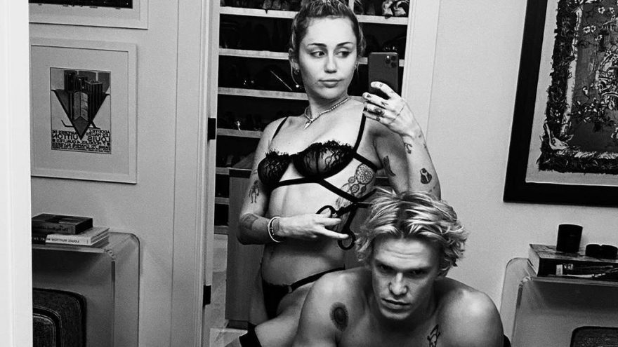 Miley Cyrus ve Cody Simpson’dan banyo pozu