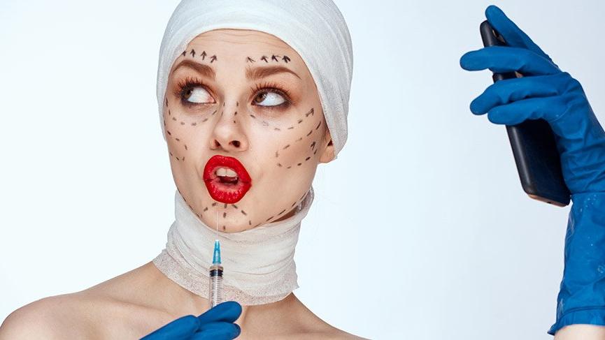 ‘Rötuşlu selfie fotoğraflarıyla estetik yaptırmaya geliyorlar’