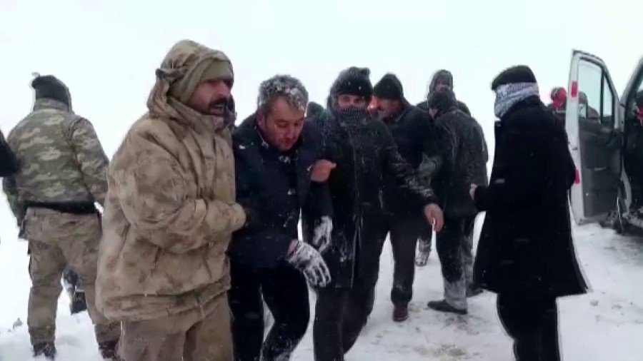 Van Bahçesaray’da dün 17.00 sıralarında yaşanan çığ faciasında bir minibüs karlar altında kalmıştı. Beyaz felaket sonucu beş kişi hayatını kaybetmişti. Türkiye’yi kahreden bugünkü facia, kar altında olduğu düşünülen iki kişiyi arama çalışmaları sırasında yaşandı.
