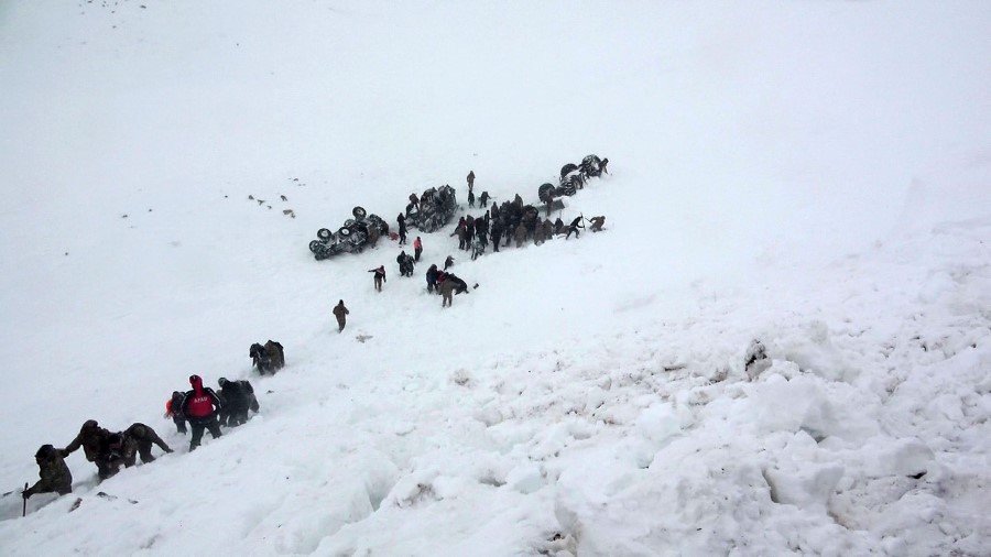 Van'ın Bahçesaray ve Çatak ilçeleri arasında yaşanan ikinci çığ felaketinde hayatını kaybedenlerin sayısının 33’e, yaralı sayısının ise 53’e yükseldiği belirtildi.