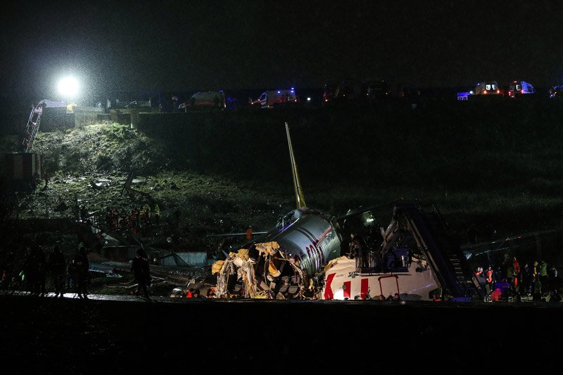 Yolcu uçağında 177 yolcu, 4 mürettebat ve 2 pilotun bulunduğu belirtildi. Kaza sonucu kokpitte olduğu belirlenen 2 pilot ise ağır yaralı olarak kurtarıldı. (DHA)