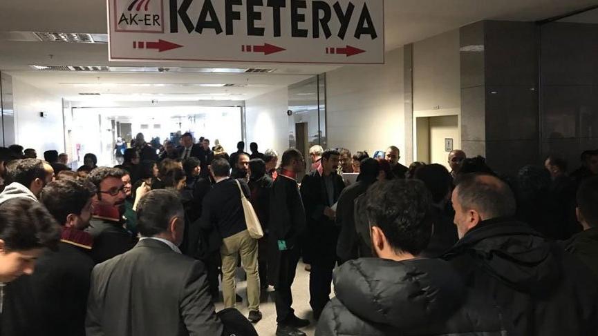 Avukatlar adliye içerisindeki kafeterya önünde eylem yaptı!