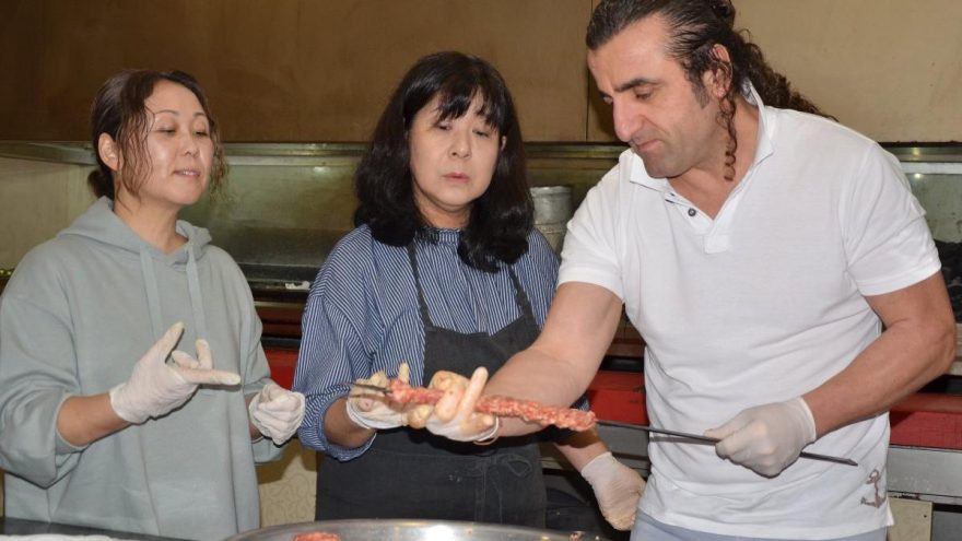Japonya’dan gelip, Adana kebabı yapımını öğrendiler