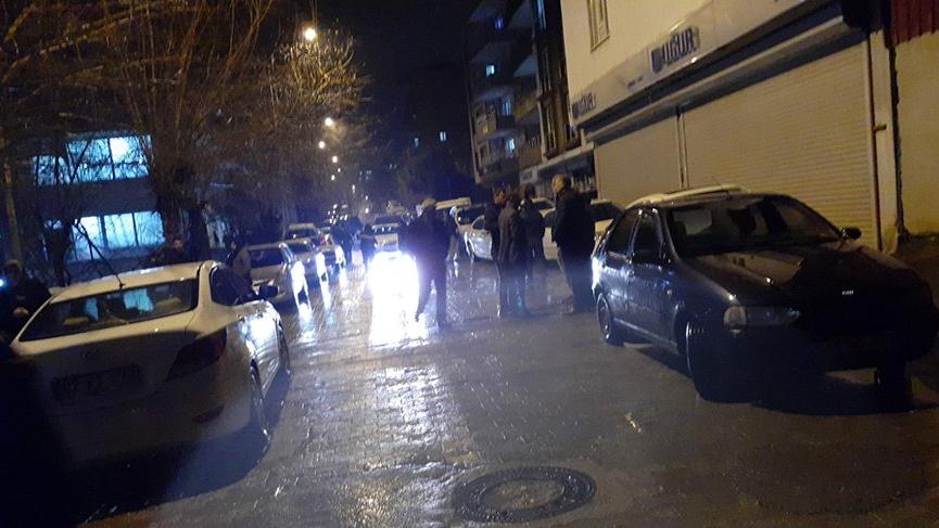 Otomobilden inen çarşaflı saldırgan dehşet saçtı: 1 ölü, 1 yaralı
