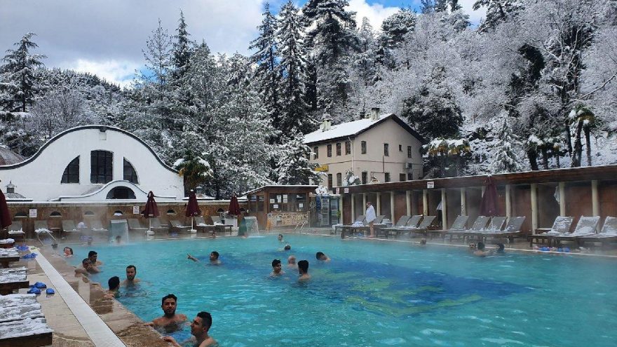 Kar altında havuz keyfi