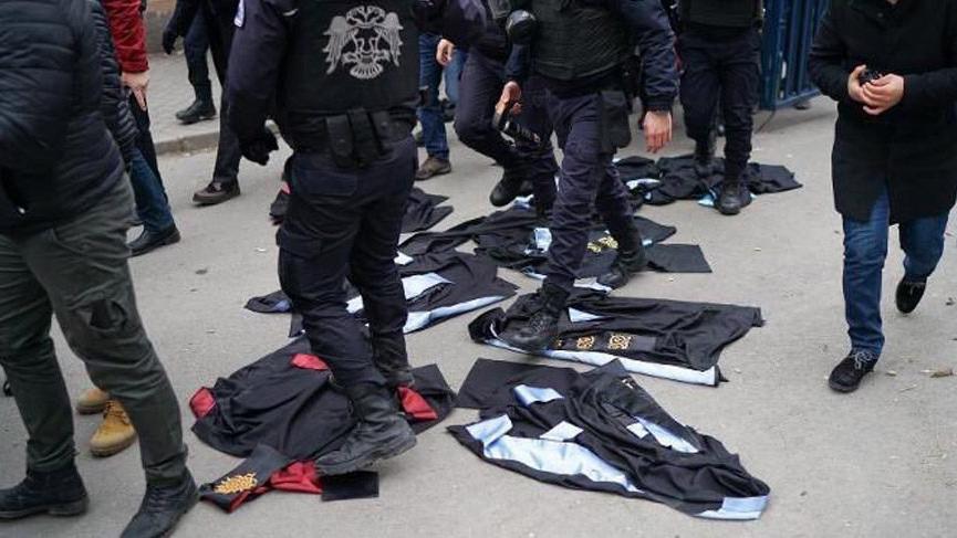 Polis postalı ile çiğnenen akademisyen cübbeleri sembol oldu