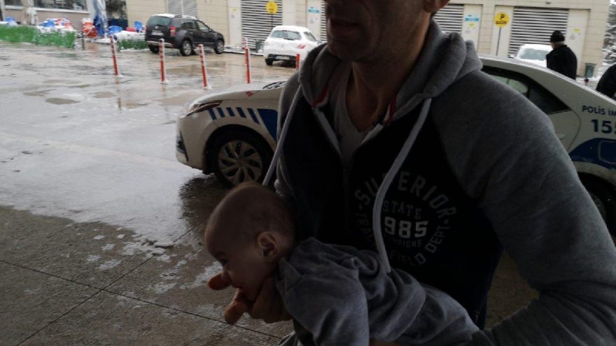 Dili boğazına kaçan bebeği hastaneye trafik polisleri yetiştirdi