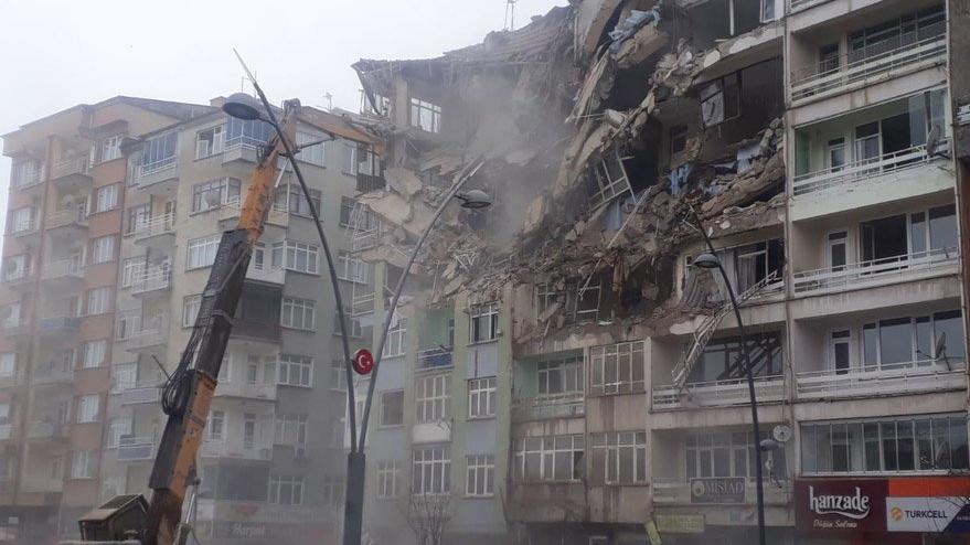 ‘Hasarlı binalar yıkıldı deprem delilleri yok edildi’