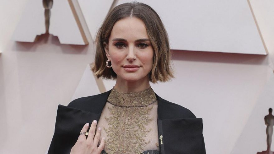 Natalie Portman, ceketiyle 92. Oscar törenine damga vurdu