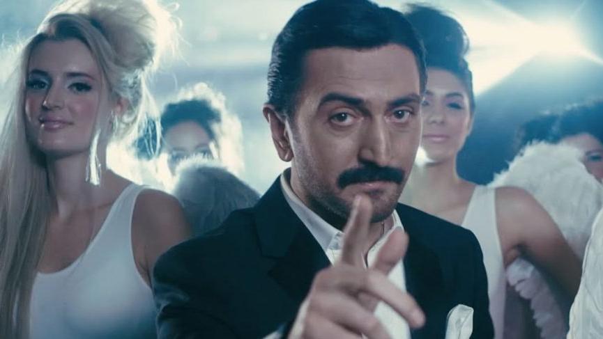 Türkücü Ferman Toprak, Merve Özbey’in düğününde dolar saçtı