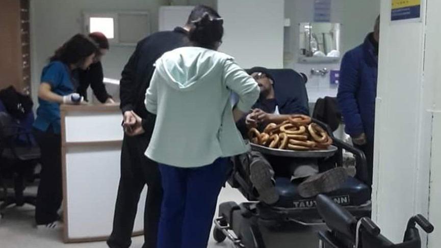 Acilde bile simit tezgahını elinden bırakmadı