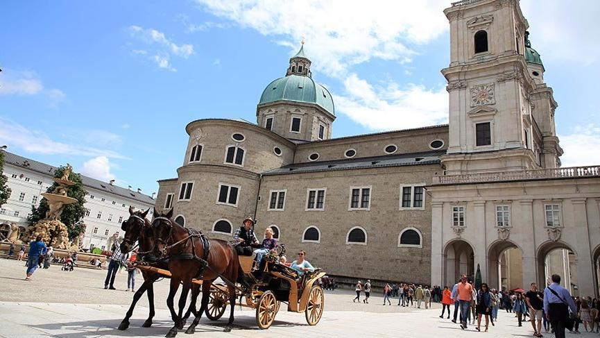 Salzburg’un görkemli meydanı Residenzplatz