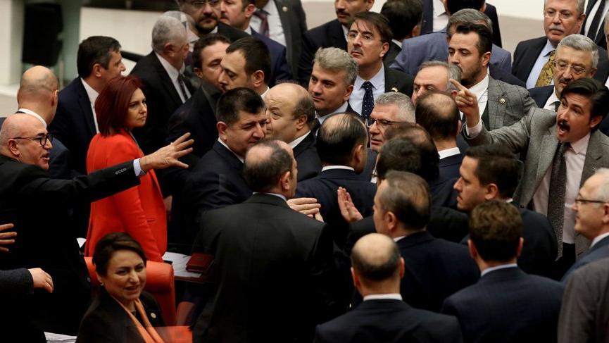 Meclis’te ‘FETÖ’nün siyasi ayağı’ kavgası!