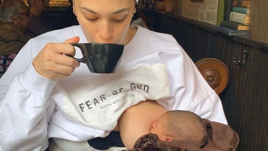 Ashley Graham oğlunu emzirirken çekilen fotoğrafını paylaştı