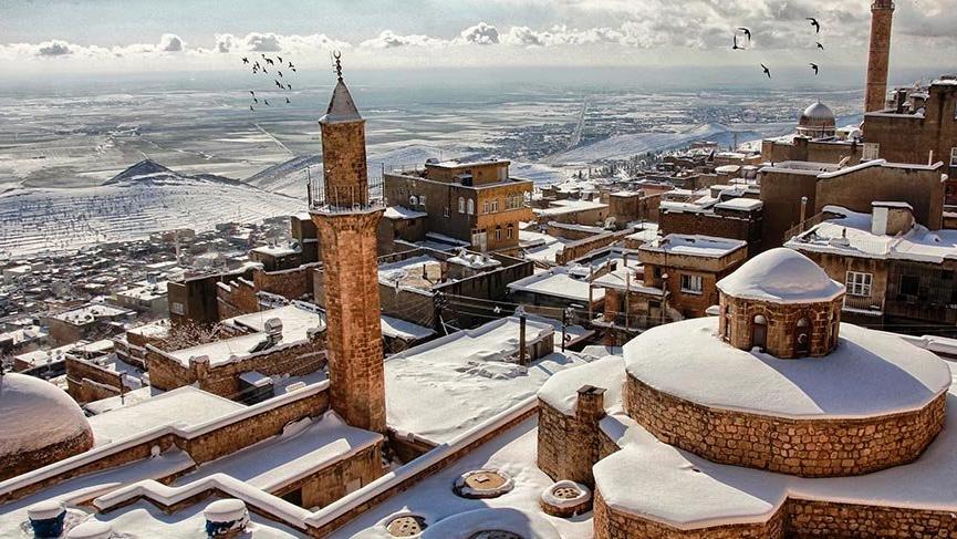 Mardin’de beyaz örtüyle kaplanan tarihi binalar turistleri büyüledi