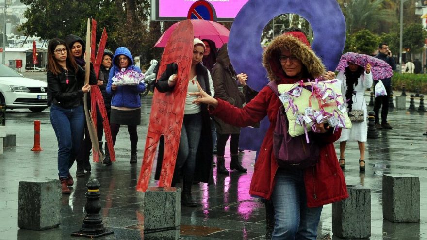 14 Şubat Sevgililer Günü’nde mor iğneli eylem