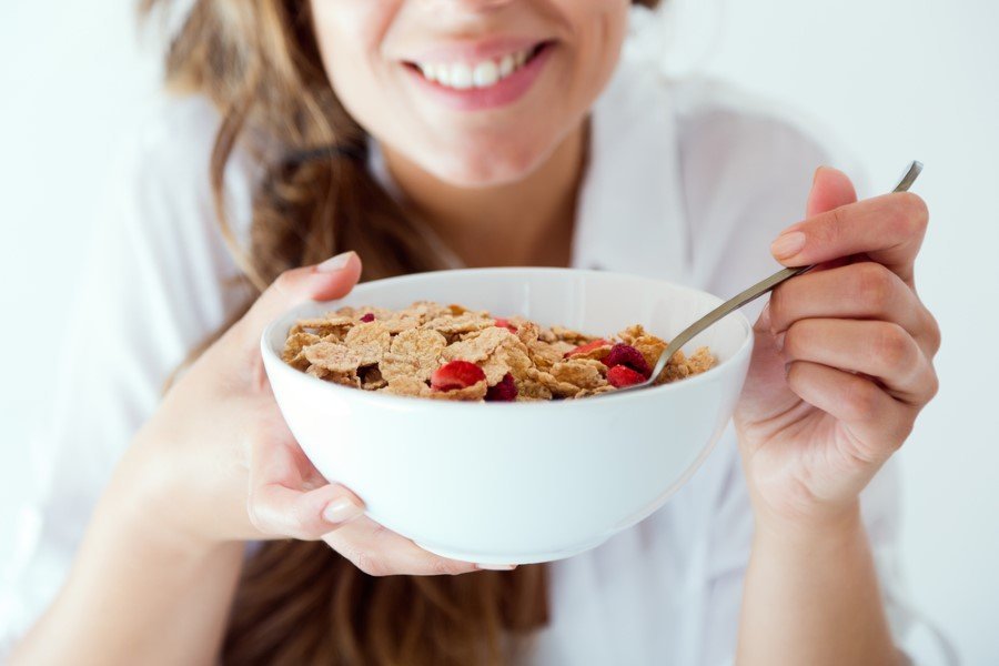 Meyvelerde, C vitamini ve potasyum gibi önemli mineral ve vitaminler vardır. Mineral ve vitaminler vücudun düzgün işlev göstermesini sağlarken, bazı hastalıklara ve sağlık problemlerine karşı savaşırlar. Kahvaltıda meyve yemek, günün sonrasında meyve yemeyi sevmeyenlerin bu maddeleri almasını sağlar.