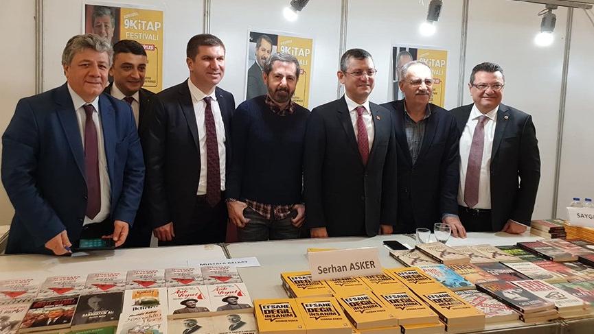 Saygı Öztürk kitaplarını imzaladı